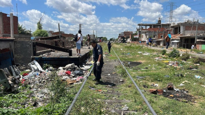 La mataron y calcinaron sus restos para luego descartarlos como basura al costado de las vías