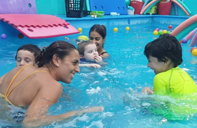 Presentan actividades acuáticas para niños con trastorno del espectro autista
