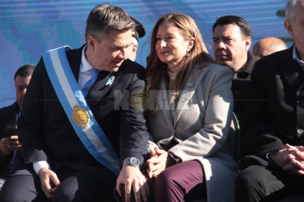 El gobernador de la Provincia del Chaco, Leandro Zdero junto a su esposa durante el Acto por el 9 de Julio. 09-07-24.