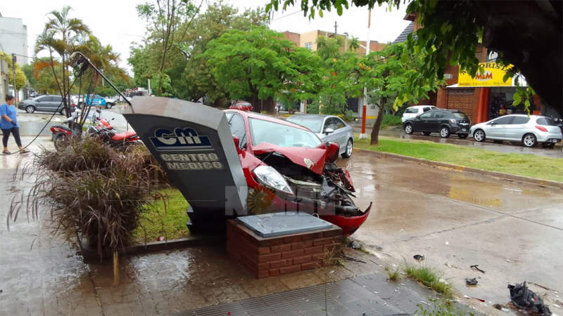 Se descompensó, chocó otro vehículo y terminó sobre la vereda de un centro médico