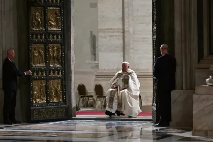 76551-el-papa-francisco-abrio-la-puerta-santa-de-la-basilica-de-san-pedro-y-encabezo-la-misa-de-nochebuena.webp