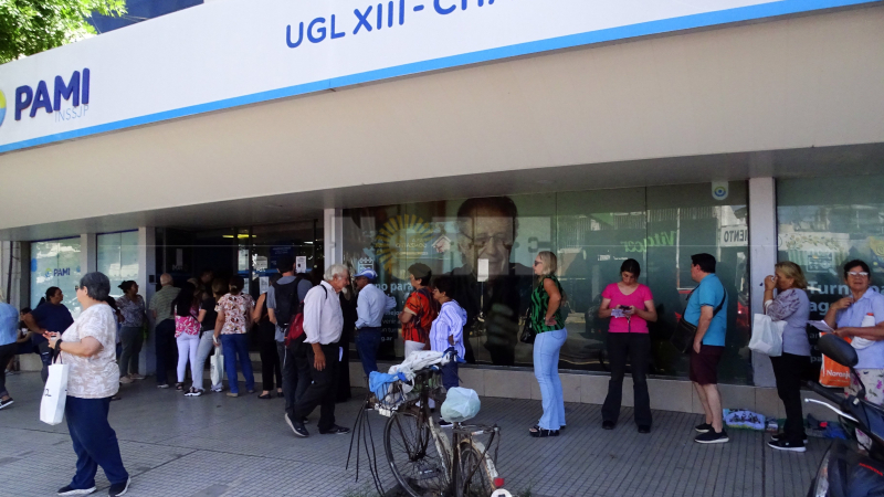 Largas filas en el PAMI para realizar trámites por medicación