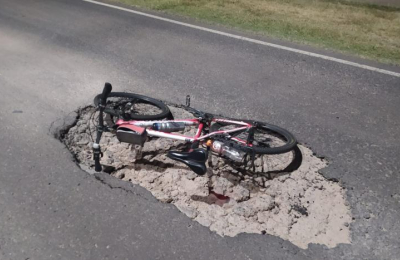 Súper bache en el acceso al aeropuerto: cabe una bicicleta