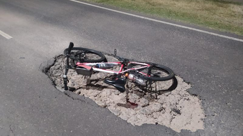 Súper bache en el acceso al aeropuerto: cabe una bicicleta