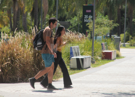 pareja plaza.JPG