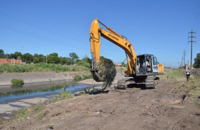 Limpieza, desmalezado y recolección de residuos en canal de avenida Soberanía