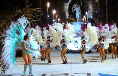 Otra noche de corsos en la Capital del Carnaval