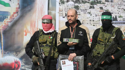 Hamas liberó a otros tres rehenes en plena tregua con Israel