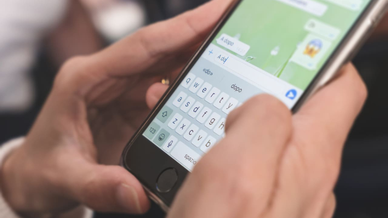 En grupos de WhatsApp ofrecen dinero a cambio de seguir a youtubers