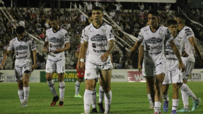For Ever: Maxi Romero se mete de "5" para enfrentar a Colón