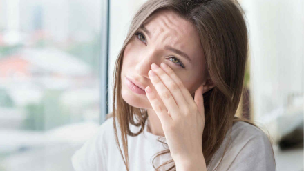 mujer-tocando-contorno-de-ojos.jpg
