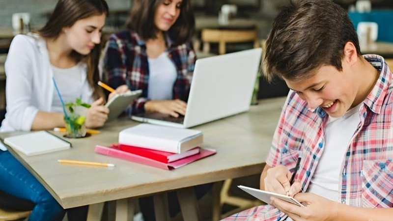 Celulares: quieren regular su uso en las aulas