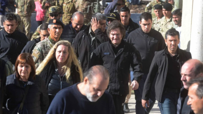 Milei pasó un mal momento en Bahía Blanca: vecinos expresaron a los gritos su malestar