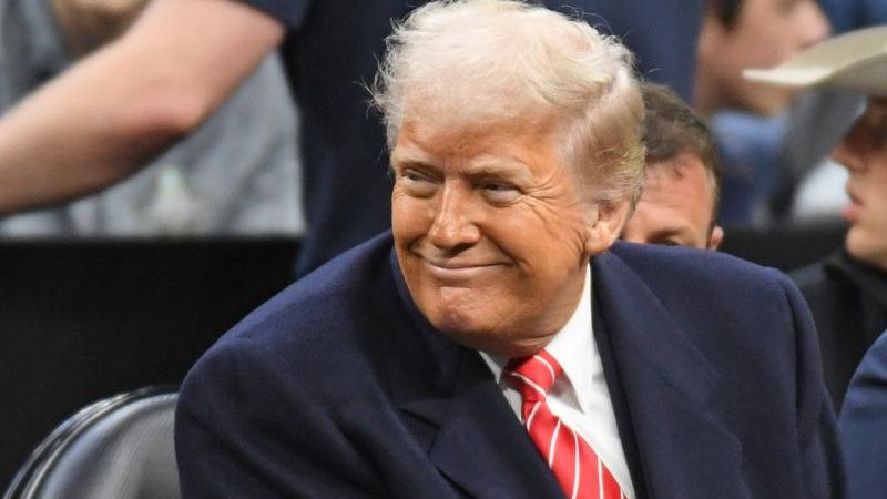 "Es un buen hombre": Trump perdona la vida del asesor de Seguridad Nacional