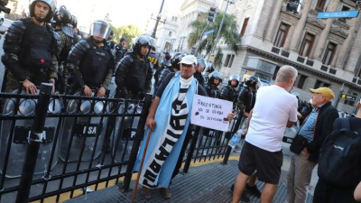 La Policía activó el protocolo antipiquetes durante la marcha de jubilados
