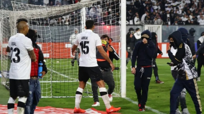 Tragedia en Colo-Colo - Fortaleza: dos muertos, invasión de campo y partido cancelado