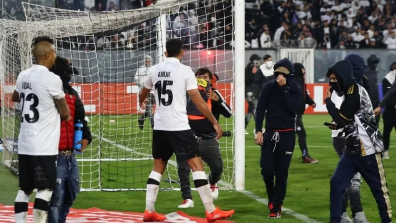 Tragedia en Colo-Colo - Fortaleza: dos muertos, invasión de campo y partido cancelado