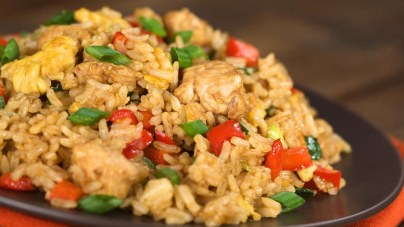 Cómo hacer arroz con pollo y vegetales: la receta perfecta para que quede cremoso
