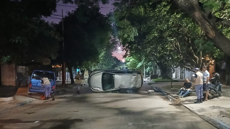 Una mujer herida tras colisionar contra un vehículo estacionado