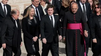 Milei emprendió el regreso tras los funerales del Papa Francisco