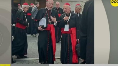 Becciu se baja del cónclave, pero la aparición de otro cardenal genera revuelo