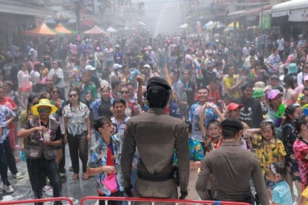 robot-thai2.jpg