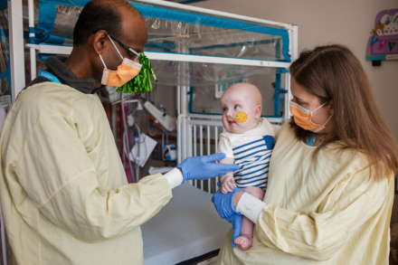 Kiran Musunuru y Rebecca Ahrens-Nicklas con el pequeño KJ. Foto CHILDREN'S HOSPITAL OF PHILADELPHIA..jpg