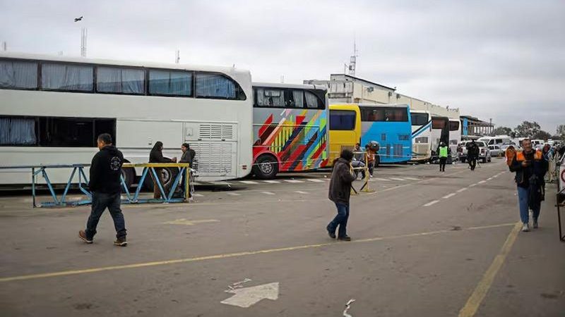 Con más controles y a media máquina, abrió de nuevo la feria de La Salada