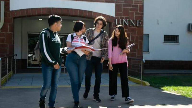 Estudiantes, entre el viaje de egresados y la mirada en 2026