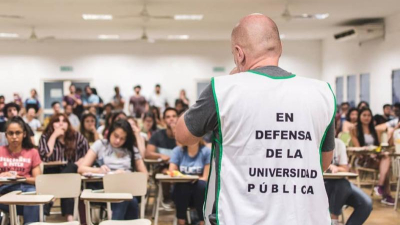 Docentes universitarios paran por 48 horas y llaman a "abrazar" la UNNE