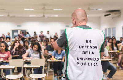 Docentes universitarios paran por 48 horas y llaman a "abrazar" la UNNE
