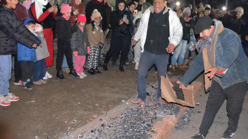 El frío no aplacó la devoción por San Juan y el tradicional cruce sobre las brasas