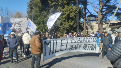 Estudiantes, sindicatos y organizaciones sociales recibieron a Milei con protestas y reclamos
