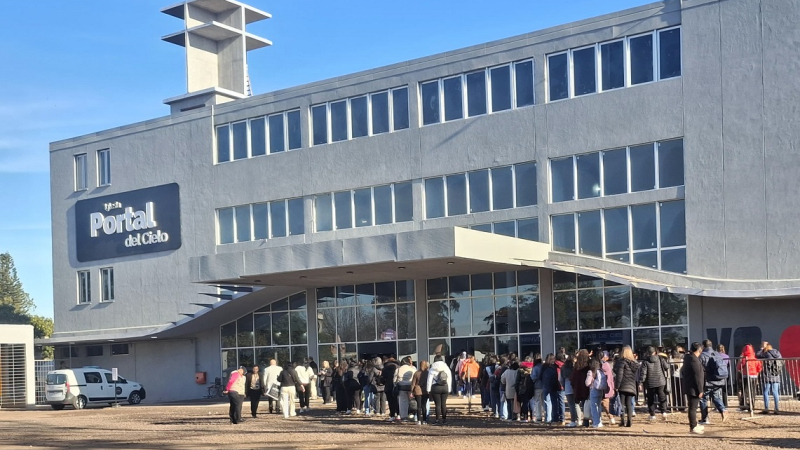 Gran fervor y expectativa en Resistencia por la llegada de Milei al megatemplo evangélico