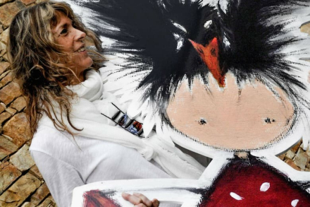 María Verónica Ramírez con Monstriña, personaje de su creación.jpg