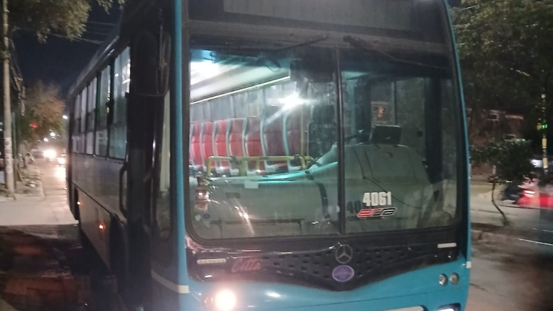 Ataque vandálico a dos colectivos: rompieron vidrios a piedrazos y escaparon