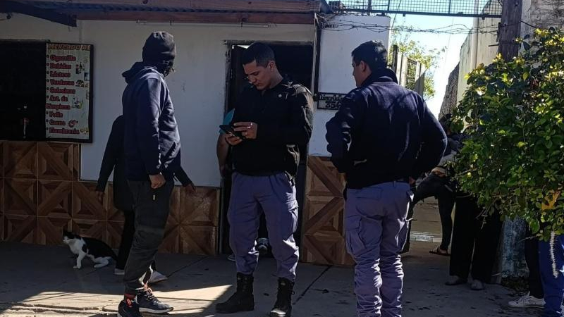 Atacó a su pareja con dos cuchillos y está prófugo