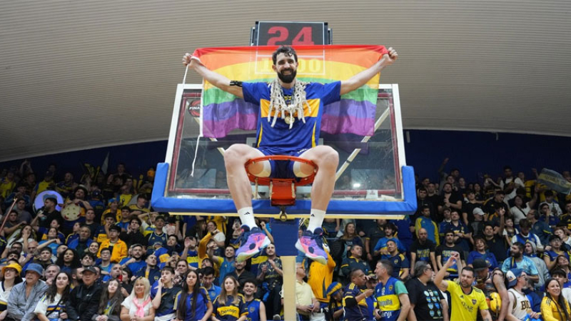 Sebastián Vega, el bicampeón de Boca que celebró con la bandera LGBT