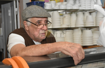 Dino Paganucci, el único heladero chaqueño que prepara el sabor homenaje al Papa Francisco