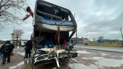 Chocó un micro contra un camión: tres muertos y once heridos en la Ruta 11
