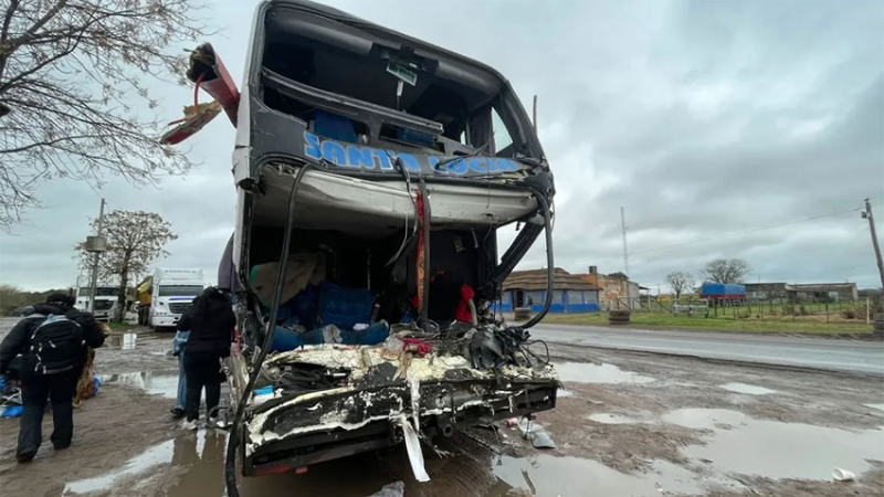 Chocó un micro contra un camión: tres muertos y once heridos en la Ruta 11