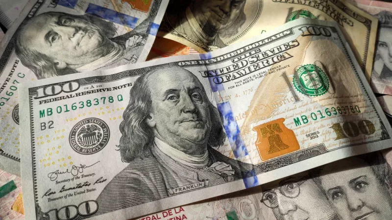 Sigue la presión sobre el dólar: el oficial saltó a $ 1.350