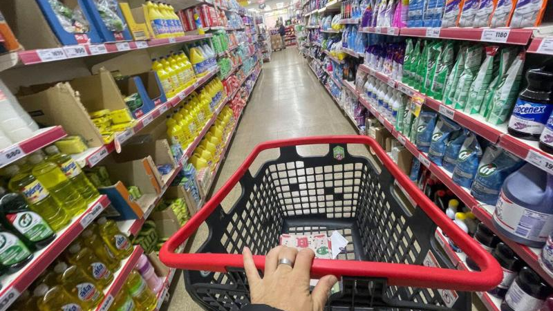 Bajó el consumo en mayoristas y registró una leve suba en supermercados