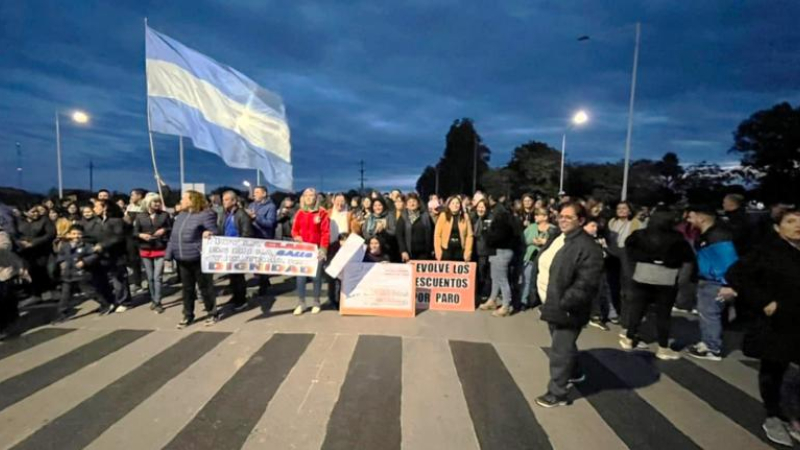 Amplia manifestación del frente gremial en el acceso a Quitilipi