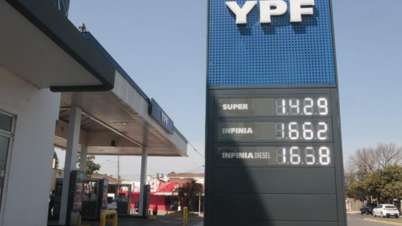 Subas constantes, la realidad del volátil mercado de los combustibles
