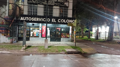 Robaron en un autoservicio y atraparon al sospechoso con la mochila llena de productos