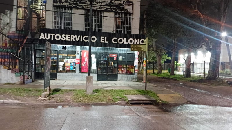 Robaron en un autoservicio y atraparon al sospechoso con la mochila llena de productos