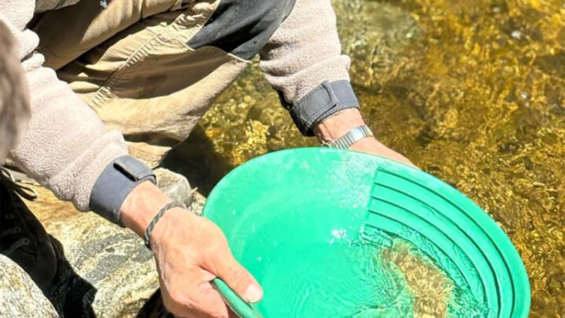 Una agencia de turismo propone una antigua labor: buscar oro en un río