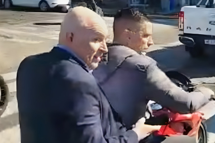 espert huyendo en moto.jpg