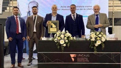 Feria del Libro Uncaus: Oestmann presentó su libro y Gil Domínguez fue nombrado Doctor Honoris